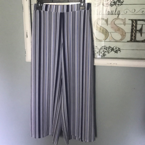 Size small. - Picture 1 of 2